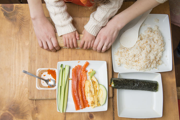 親子で料理している様子