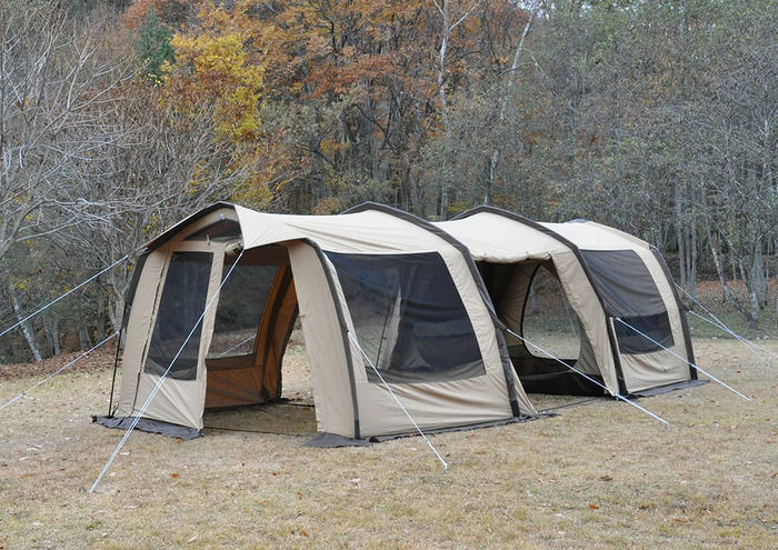 広場に貼ってあるテンマクトンネルテントの画像