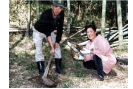 柿山田オートキャンプガーデンでたけのこ狩りをしている様子