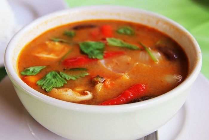 おしゃれな器に入ったカレーの写真