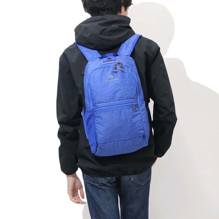 イーグルクリークのリュックを背負った男性