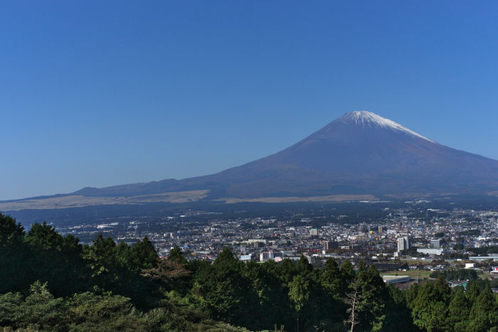 御殿場の街と富士山の写真