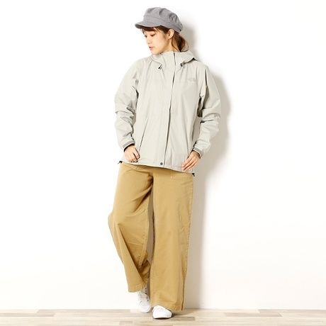 ザ・ノース・フェイスのジャケットを着用した女性