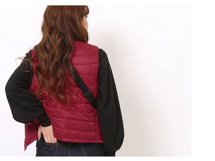 ダウンベストを着用した女性