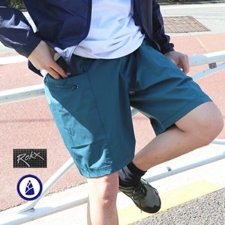 ロックスのハーフパンツを着用した男性