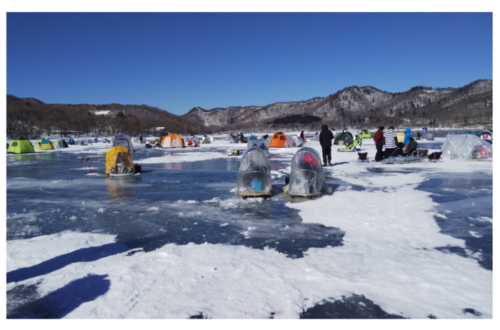 氷上でのワカサギ釣りの様子