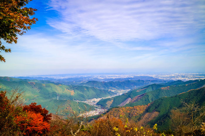 紅葉した高尾山の山頂からの眺めの写真