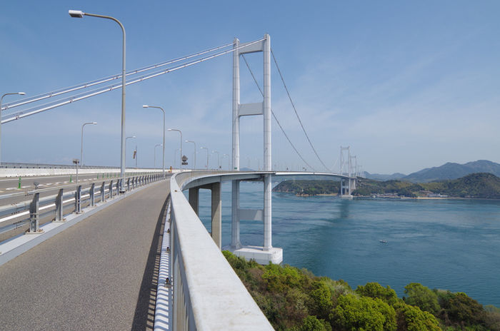 島と島をつなぐ大きな橋の写真