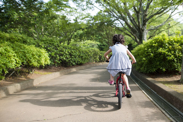 自転車を漕いでいる女の子の写真