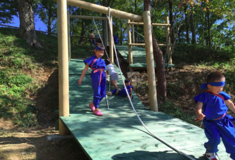 フィールドアスレチックで遊ぶ子供たちの写真