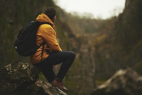 リュックを背負っている男性の写真