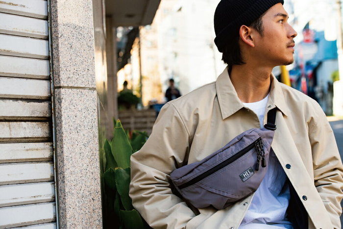 MEIのバッグを持った男性
