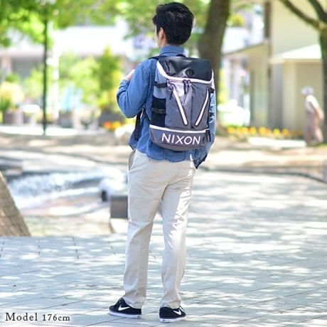 ニクソン のリュックを背負った男性