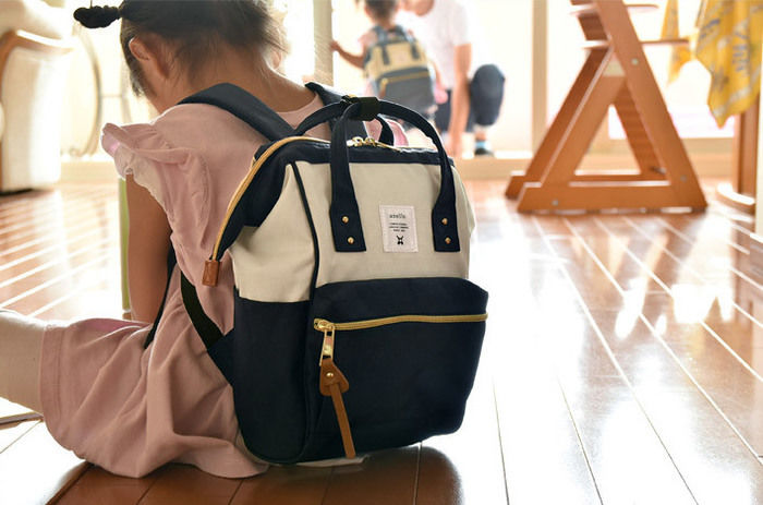 アネロのリュックを背負った子供