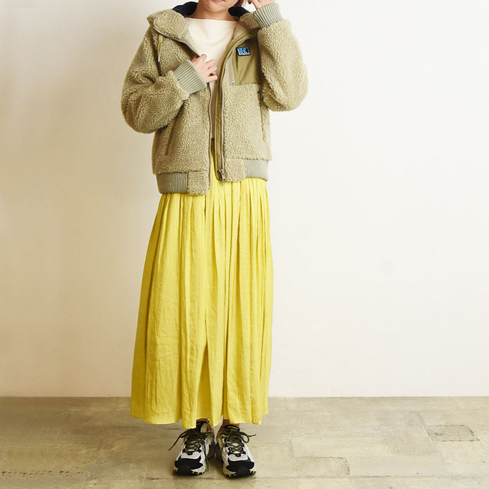 ヘリーハンセンのパーカーを着た女性