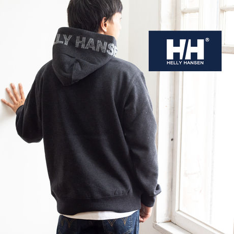 ヘリーハンセンのパーカーを着た男性