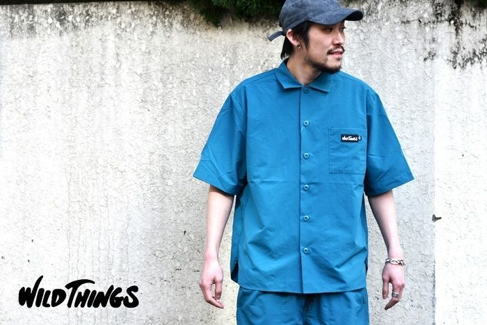 ワイルドシングスの服を着た男性