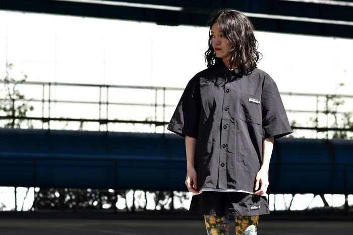 ワイルドシングスの服を着た女性