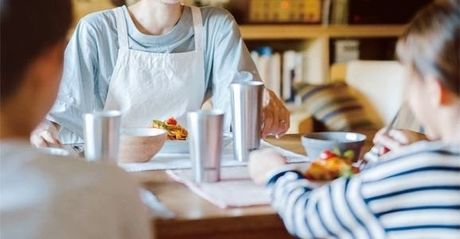食卓に並んだサーモスの真空断熱タンブラー