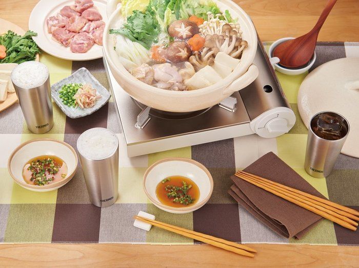 食卓に並んだサーモスの真空断熱タンブラー