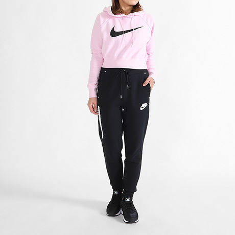 ナイキのパーカーを着た女性