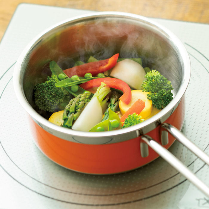 鍋で野菜を茹でている様子