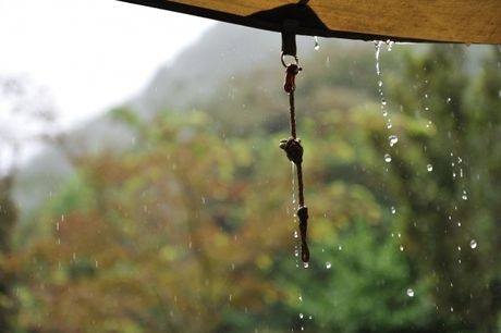 雨とタープ