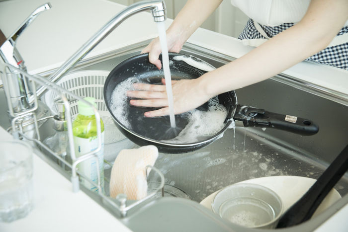 食器を洗う女性