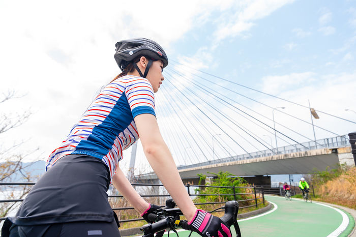 サイクリングする女性