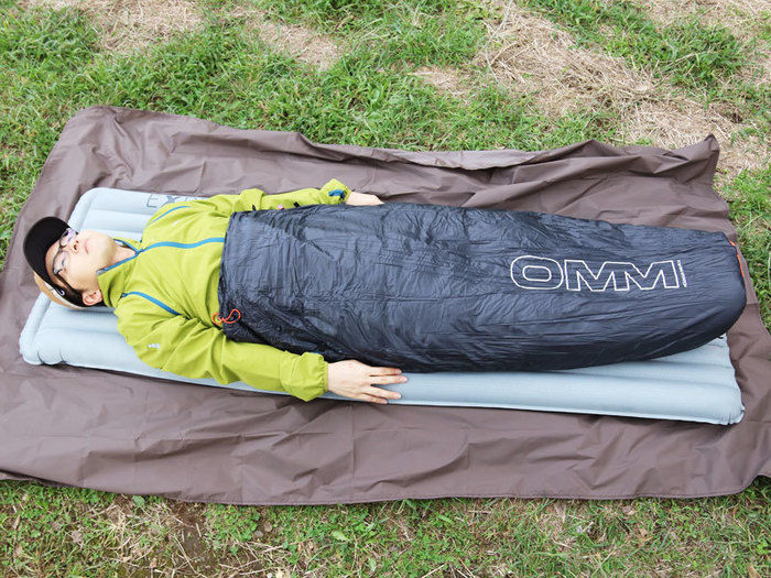 OMMのマウンテンレイド PA1.0を着用した男性