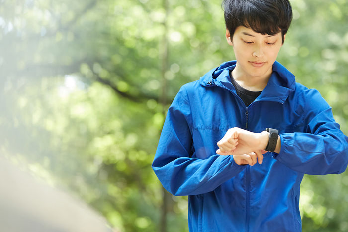 時計を確認する男性