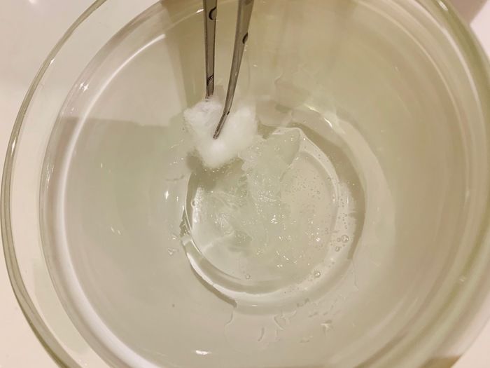 湯煎したワセリンにつけるコットン