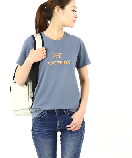 Tシャツを着た女性
