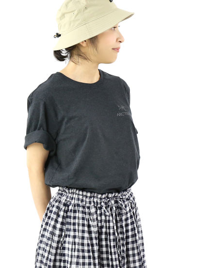 Tシャツを着た女性