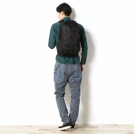 ヘリーハンセンのリュックを背負った男性