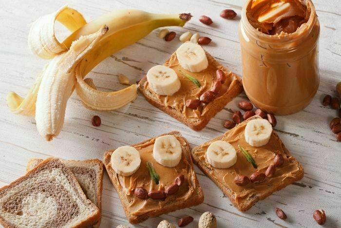 バナナとピーナッツクリームとナッツがのったパン