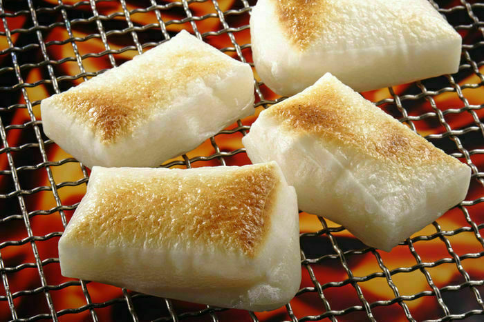 餅を焼く