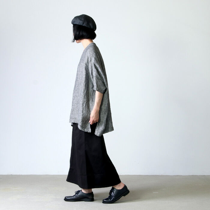 グラミチのスカートをはいた女性