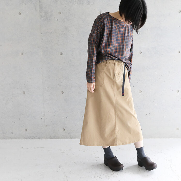 グラミチのスカートをはいた女性