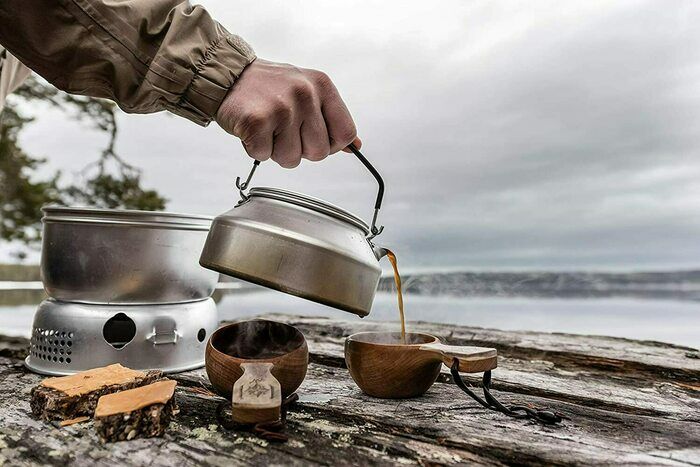 トランギアのケトルでコーヒーを淹れている画像