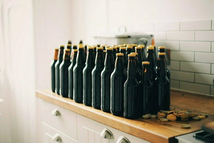 窓際に置かれたビールの瓶