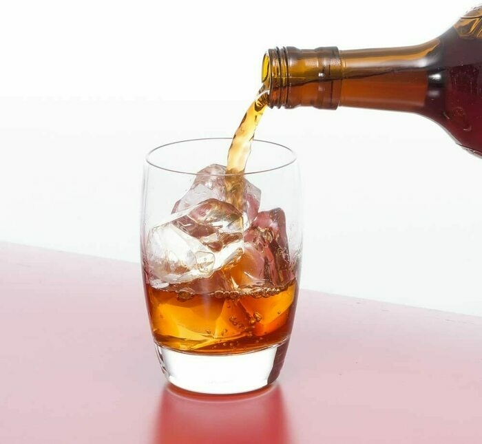 紹興酒を注いでいるところ
