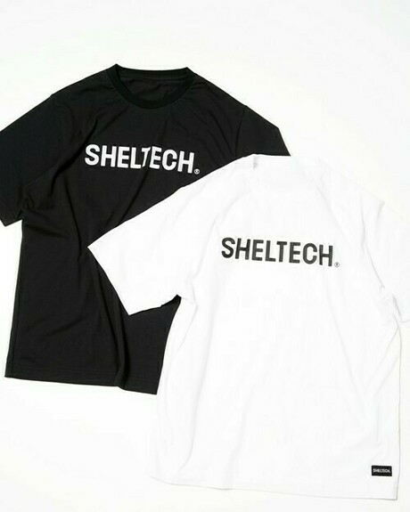 「SHELTECK(R)」のロゴが入った白と黒のTシャツ