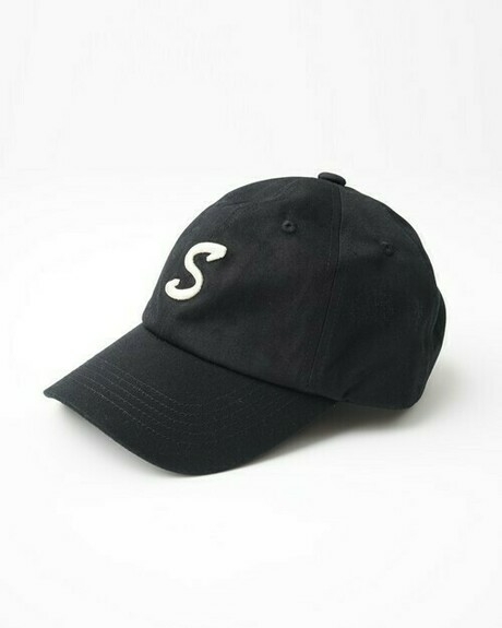 白いイニシャルロゴの入った黒いシェルテックのキッズサイズキャップ