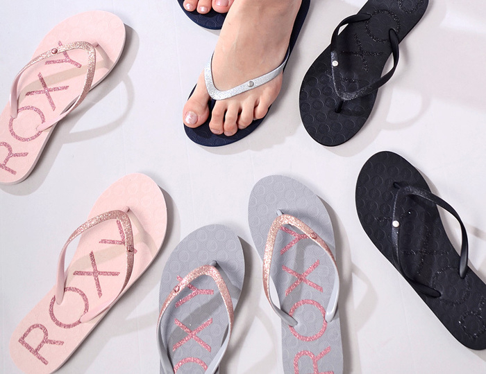 ロキシーのサンダルを履いた足元