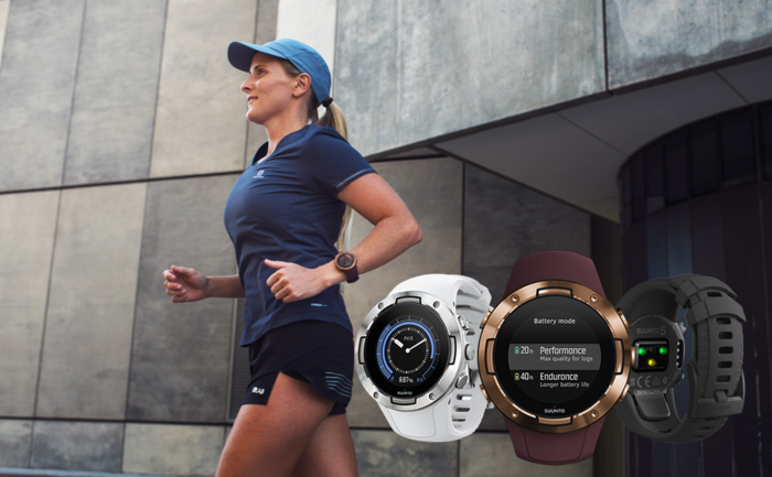 スント5を付けてランニングする女性