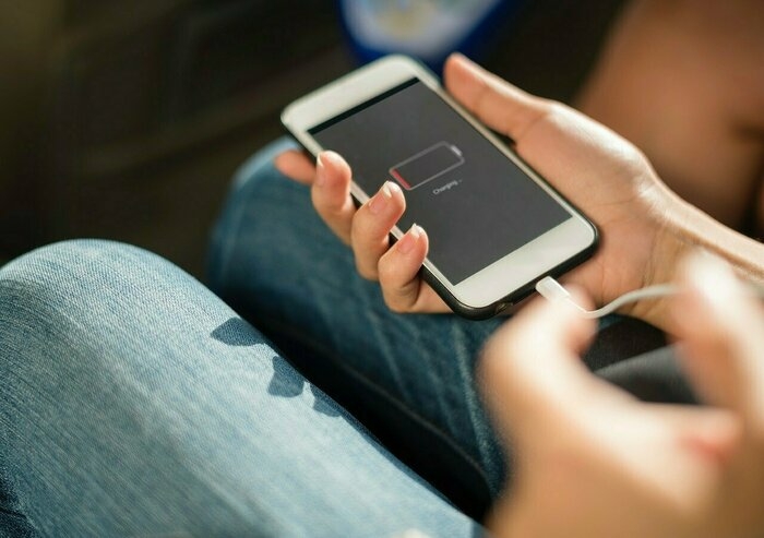 もうすぐ充電が切れそうなスマートフォン