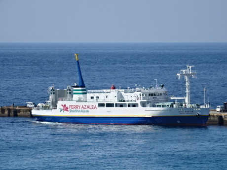 海に浮かぶ汽船フェリーあぜりあ