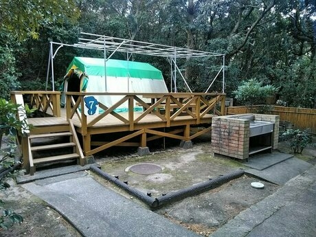 デッキに設営されたテントと炊事場