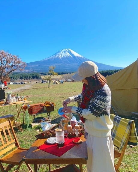 キャンプでコーヒーを注いでいるところ